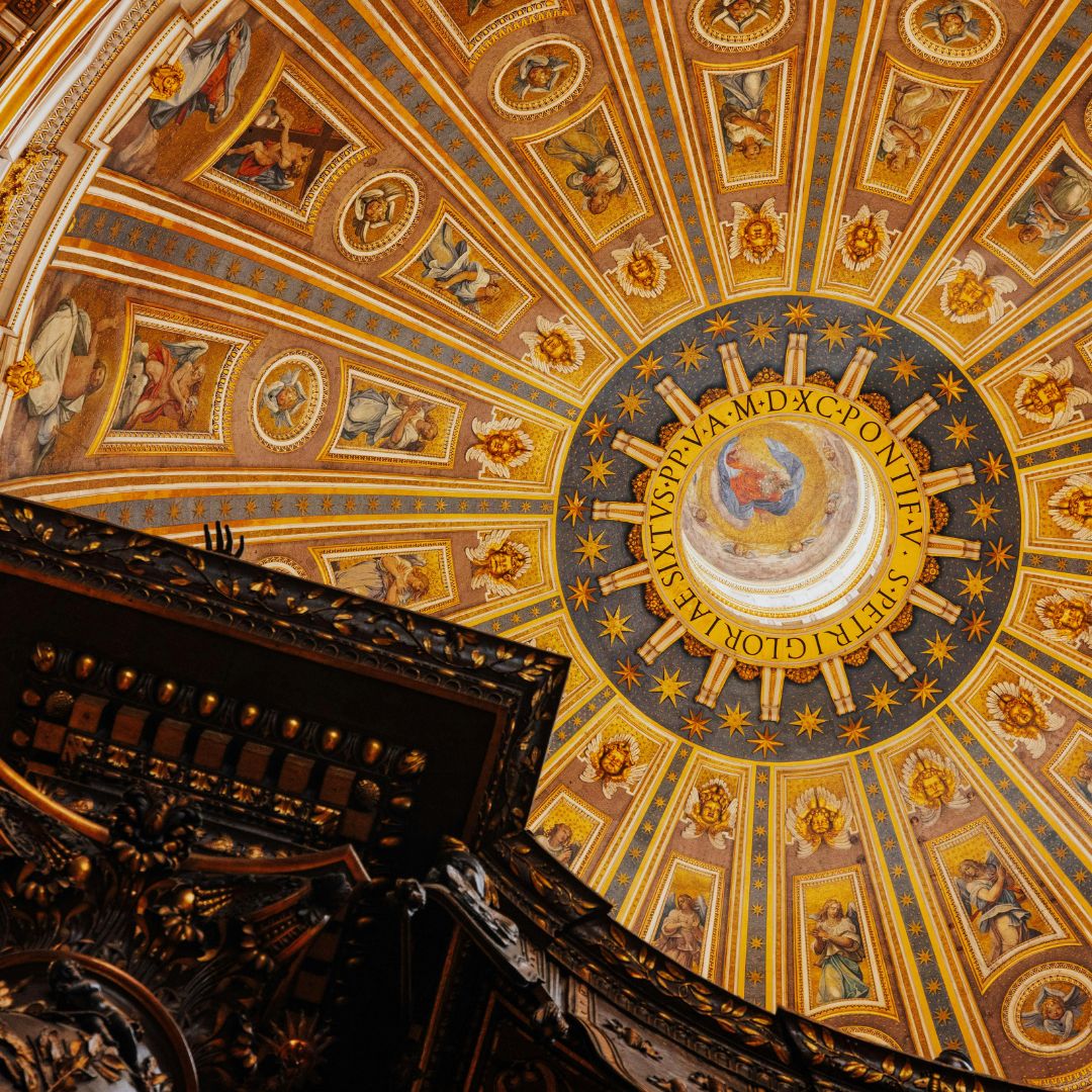 O BALDAQUINO DE BERNINI: ARTE E SIMBOLISMO NA BASÍLICA DE SÃO PEDRO