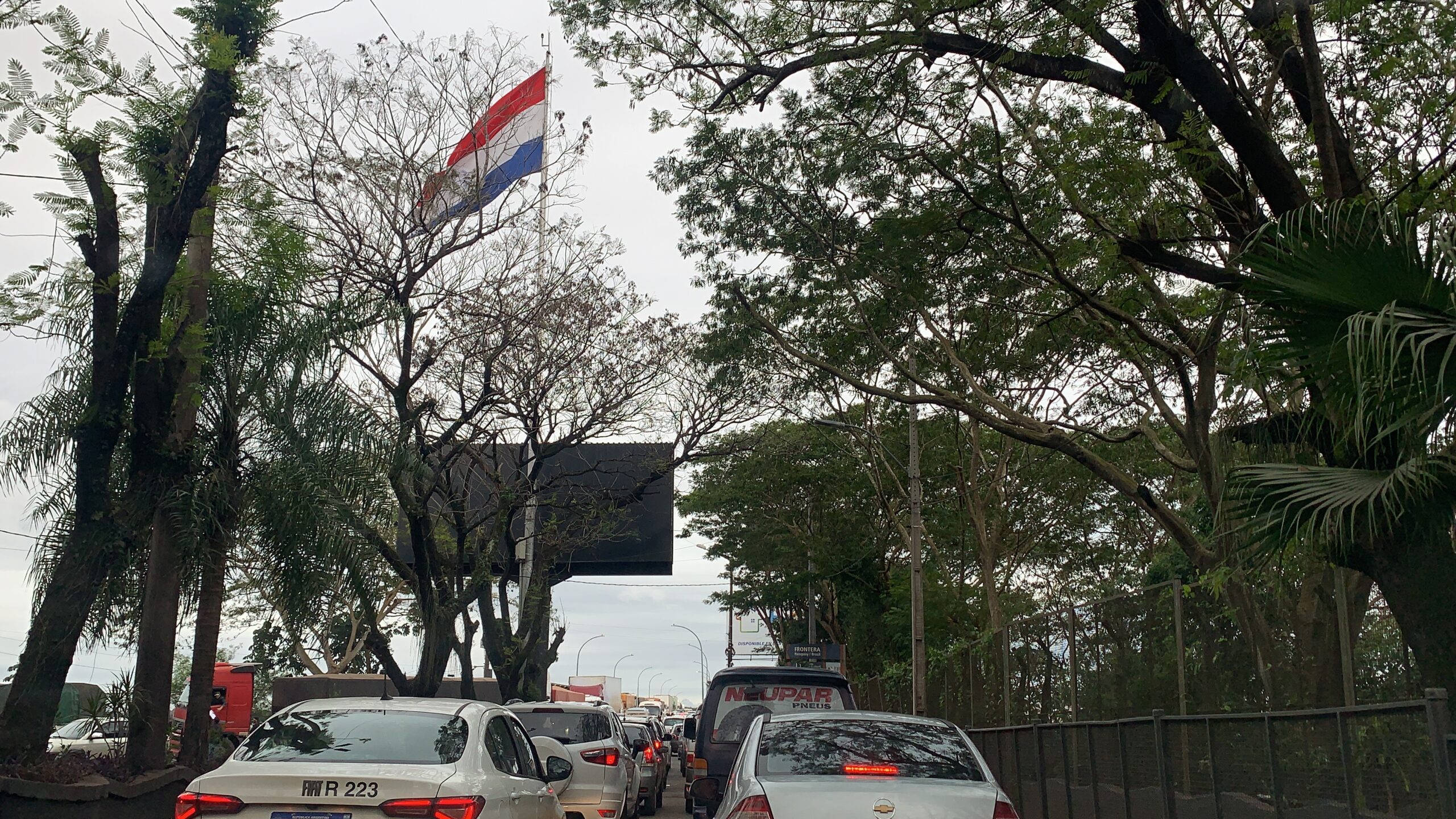 CRUZANDO A FRONTEIRA A PÉ ENTRE FOZ DO IGUAÇU E CIUDAD DEL ESTE